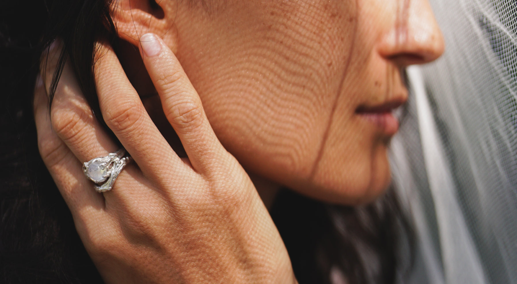 10 ways to make your engagement ring look more expensive