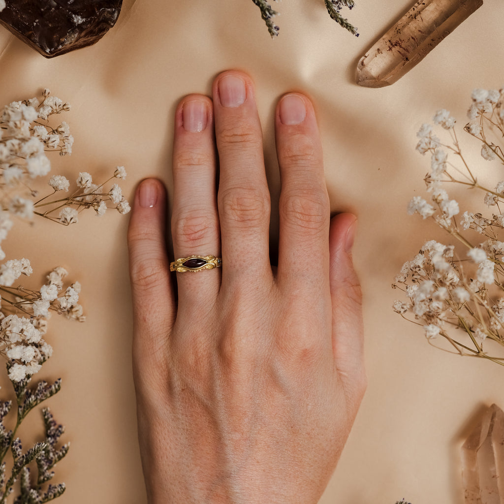 Gold Garnet Ring "Wich le Diosa"