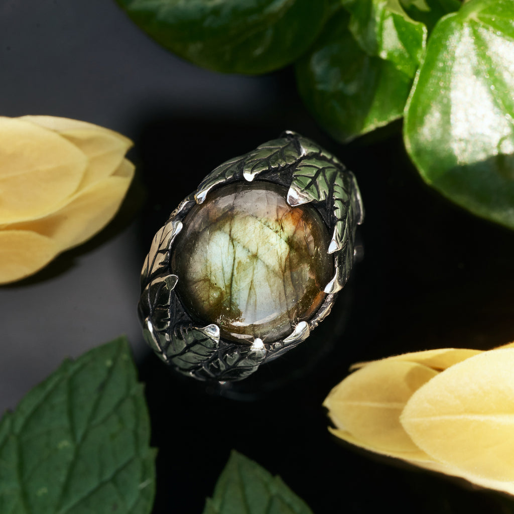 Statement Labradorite Ring made of Sterling Silver 