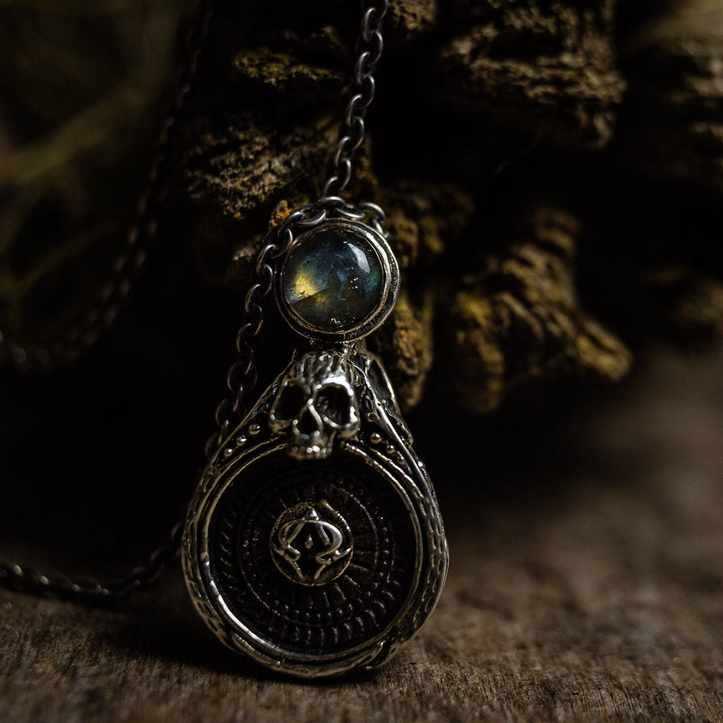Skull pendant with Labradorite