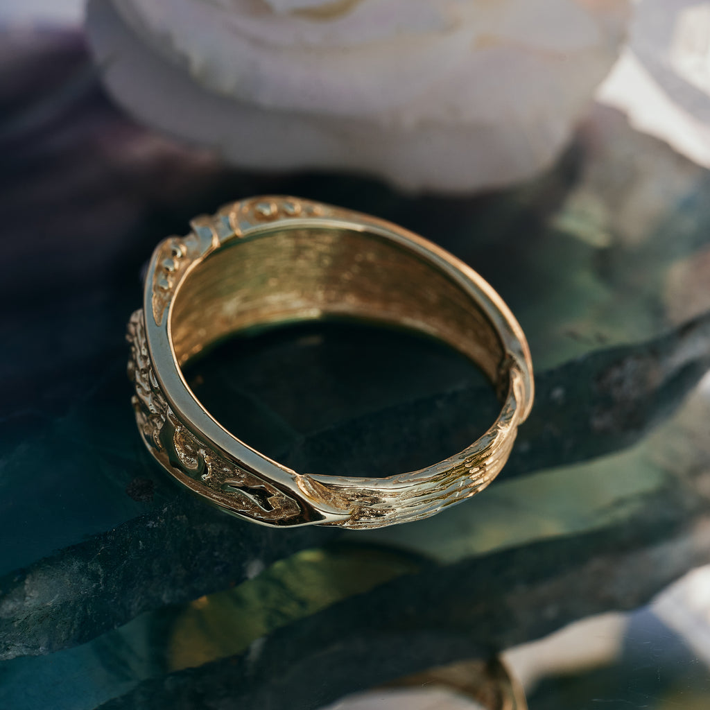 Wedding band in Gold for men "Wolf"