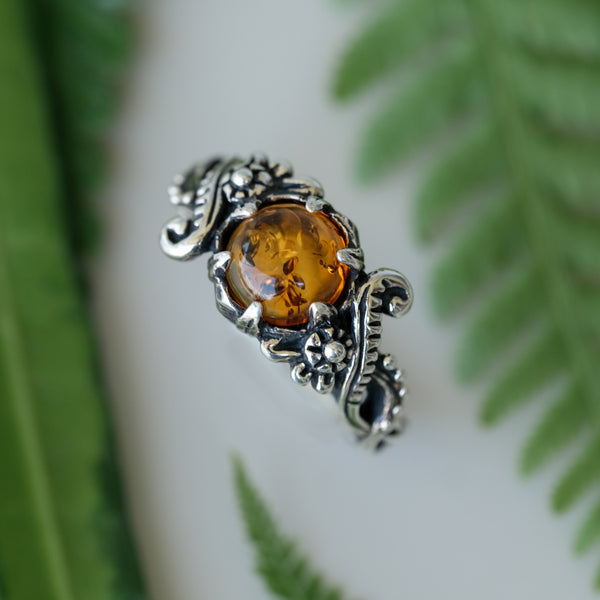 Balinese Jungle Ornament Silver ring with Amber "Bali"