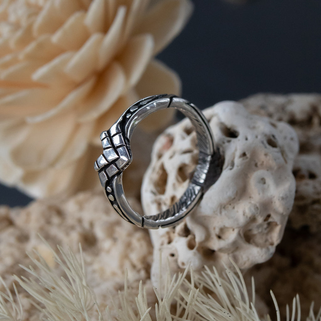 Female Wedding band "Wolf"