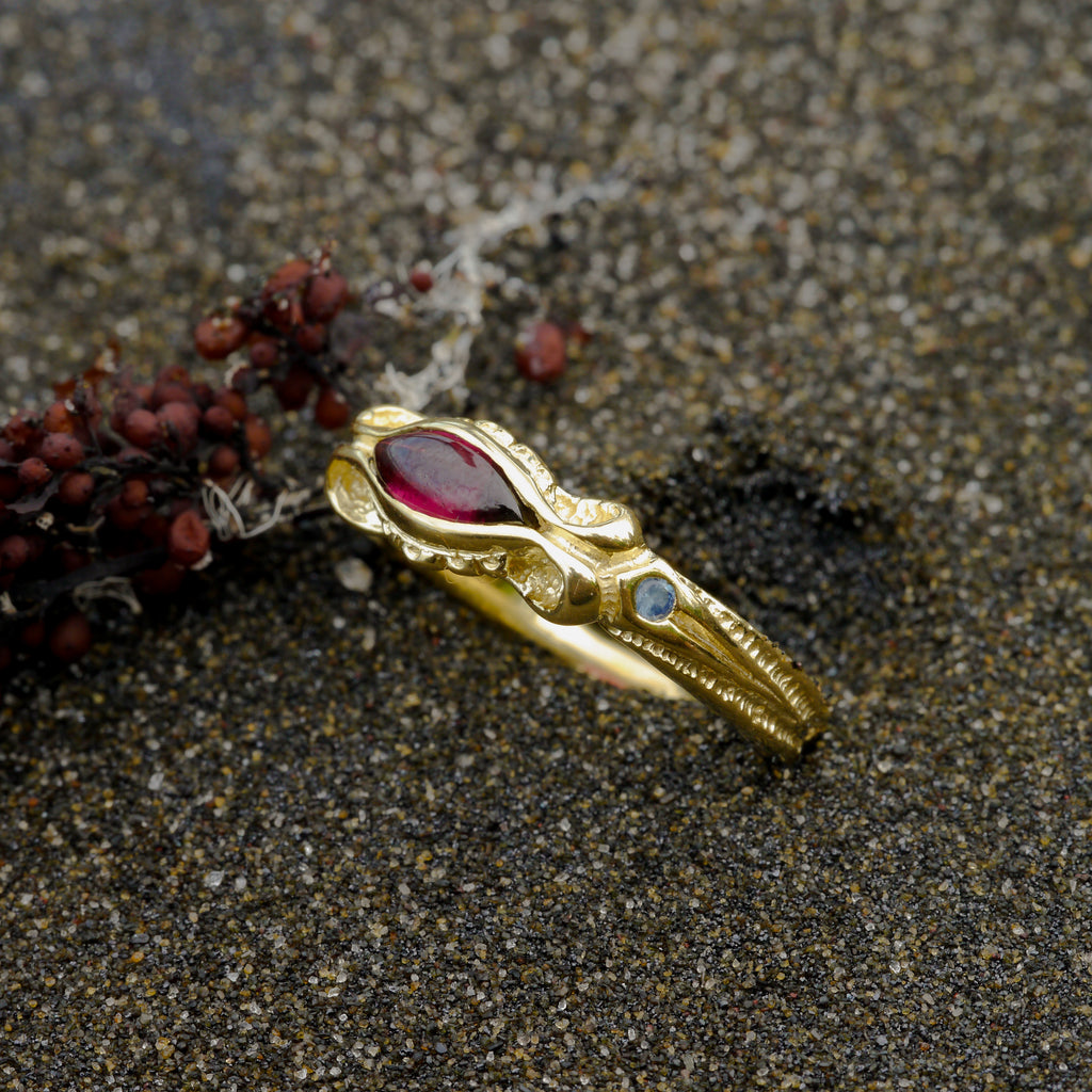 Gold engagement ring with Garnet