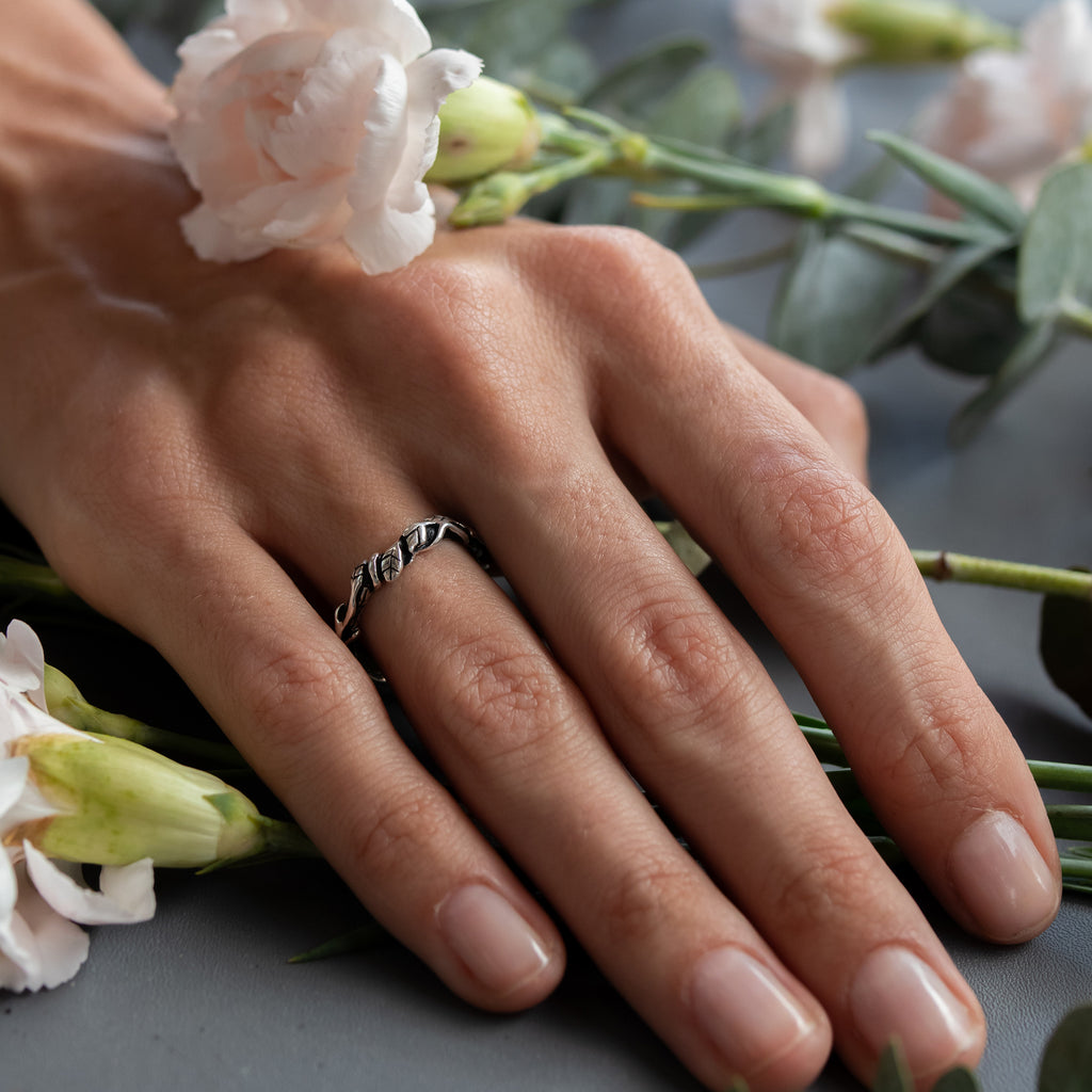 Women's wedding band "Primrose" on hand