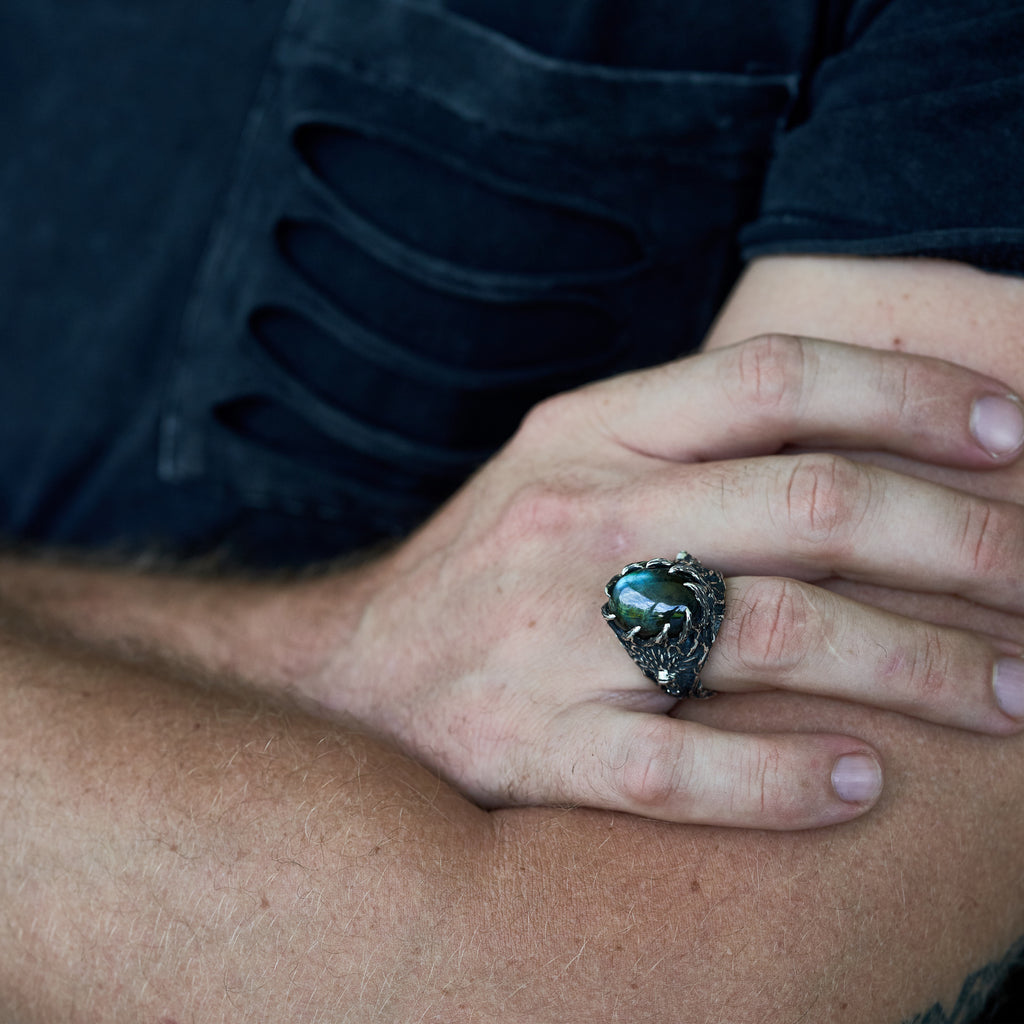 Black macrame ring with labradorite stone – www.