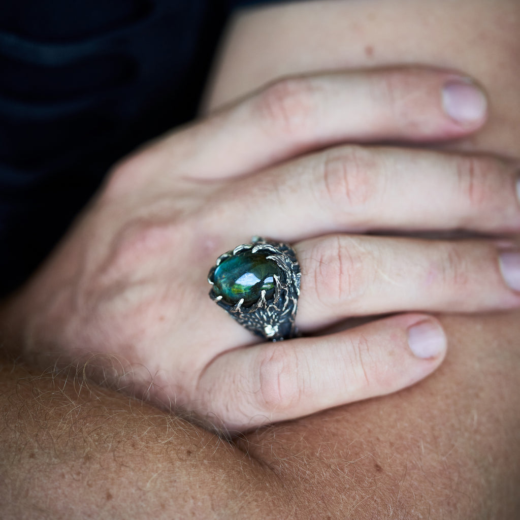 Black macrame ring with labradorite stone – www.