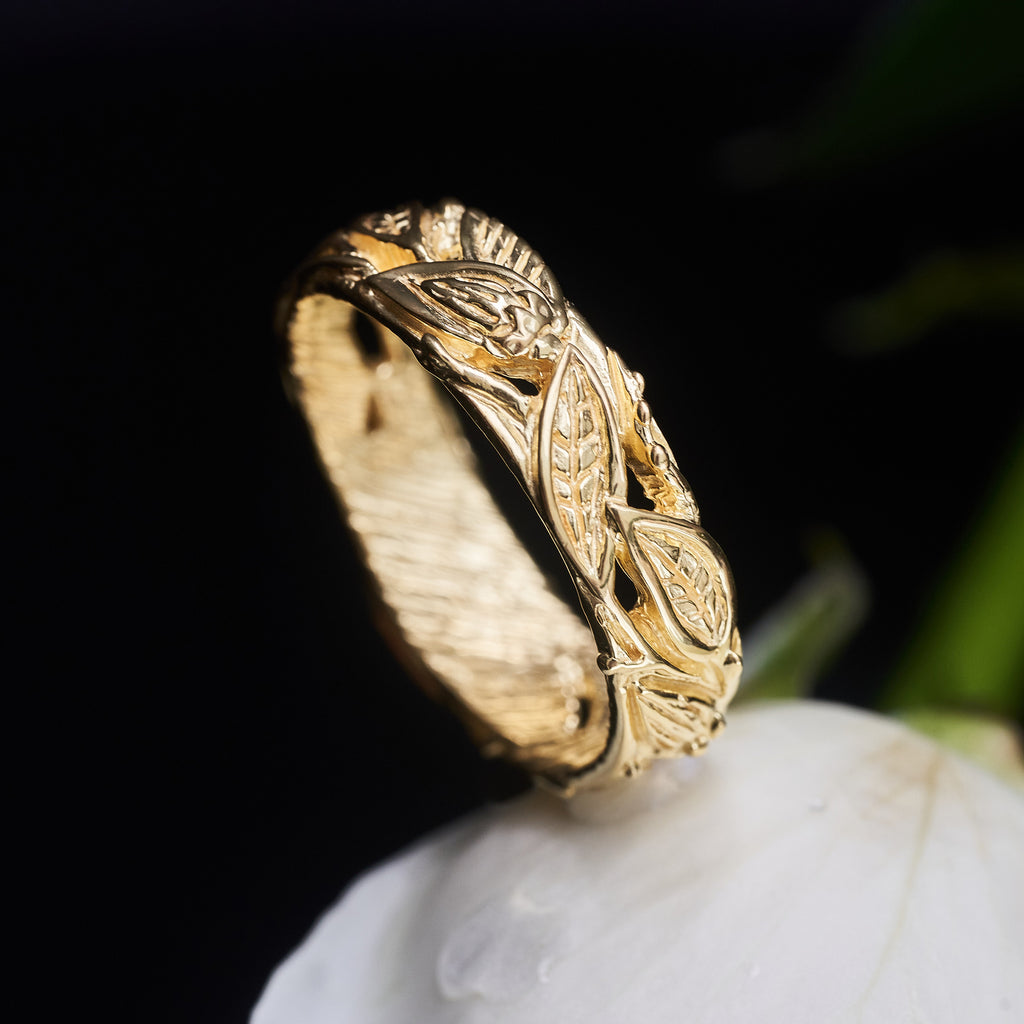 Gold mens wedding ring 