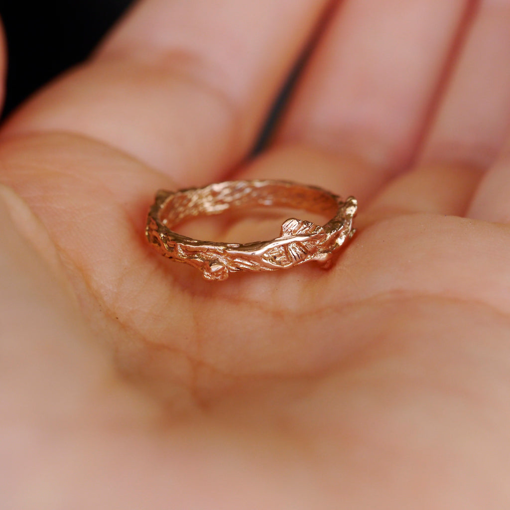 Twig wedding band "Mio" in 14K Gold