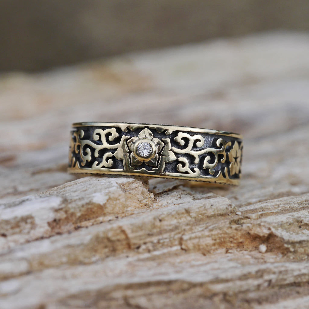 14K Gold Wedding Band with Diamond - blacktreelab