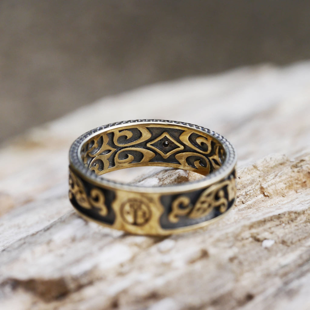 14K Gold Wedding Band with Diamond - blacktreelab