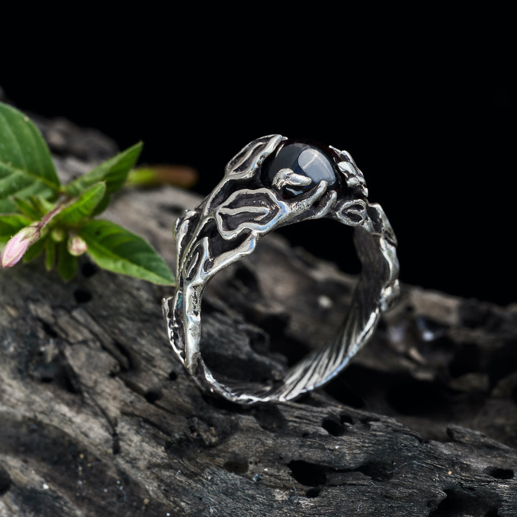 Garnet Ring "Freesia"