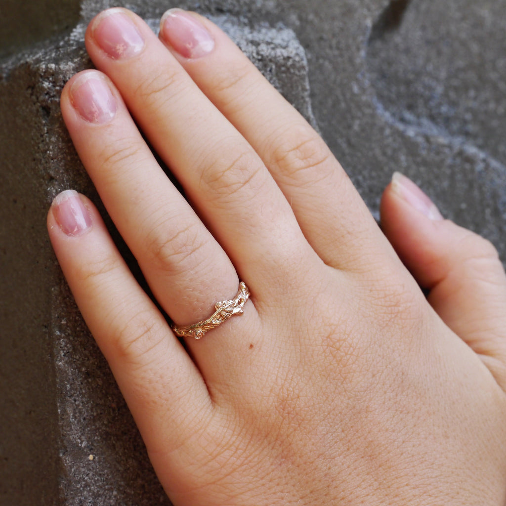 14K Gold Twig band "Mio" on hand