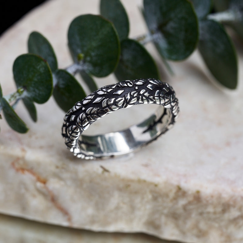 Woman's ring with leaf ornament “Ivy”