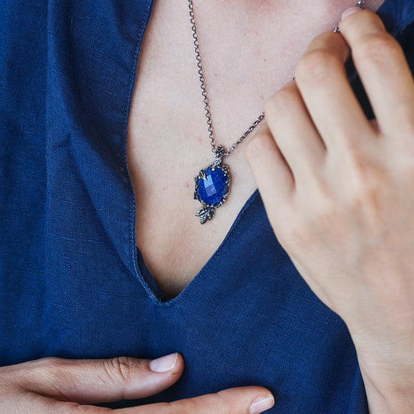 Lapis Lazuli pendant "Indigo" on person
