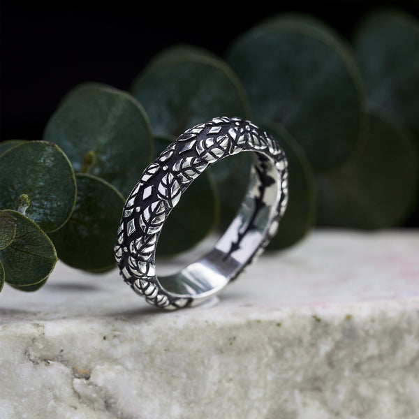 Woman's ring with leaf ornament “Ivy”