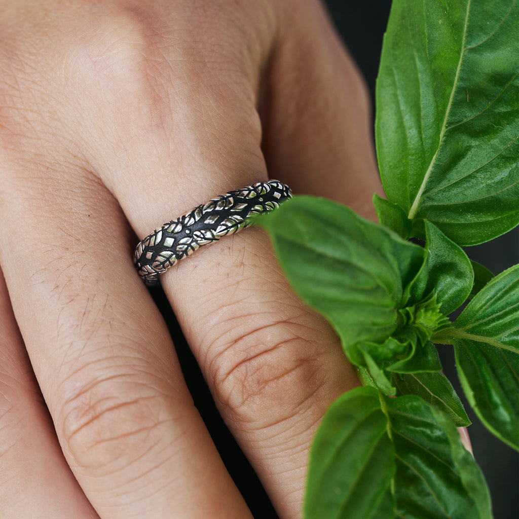 Woman's ring with leaf ornament “Ivy”