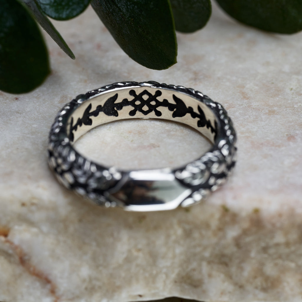 Woman's ring with leaf ornament “Ivy”