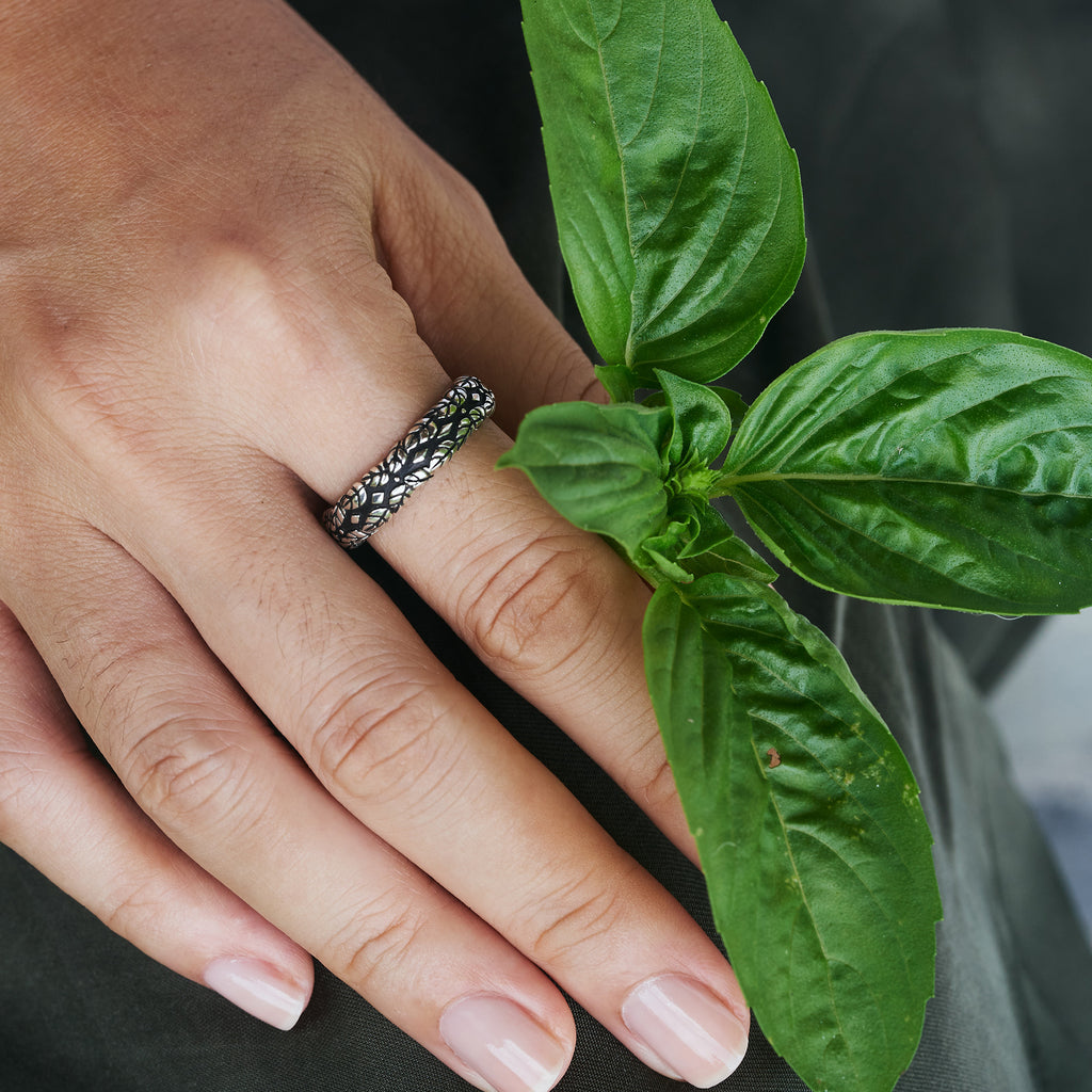 Woman's ring with leaf ornament “Ivy”