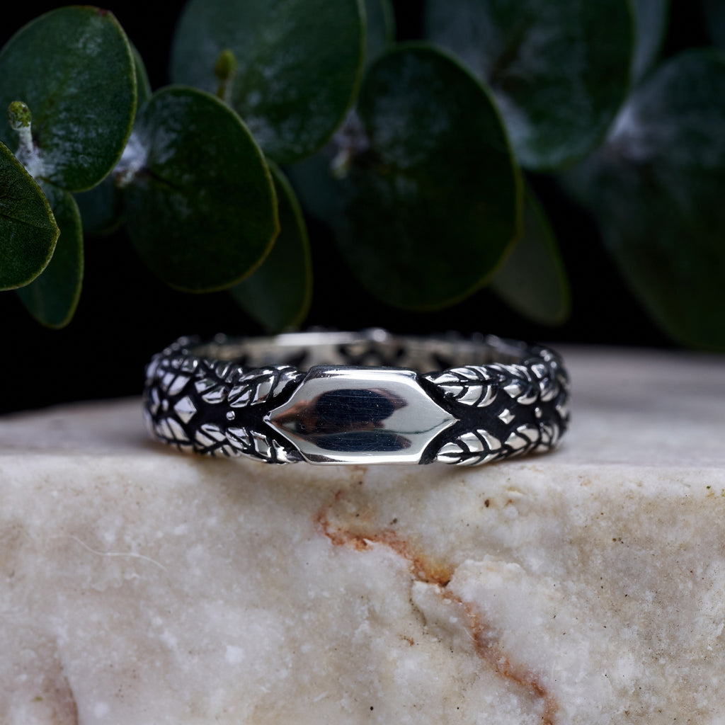 Woman's ring with leaf ornament “Ivy”