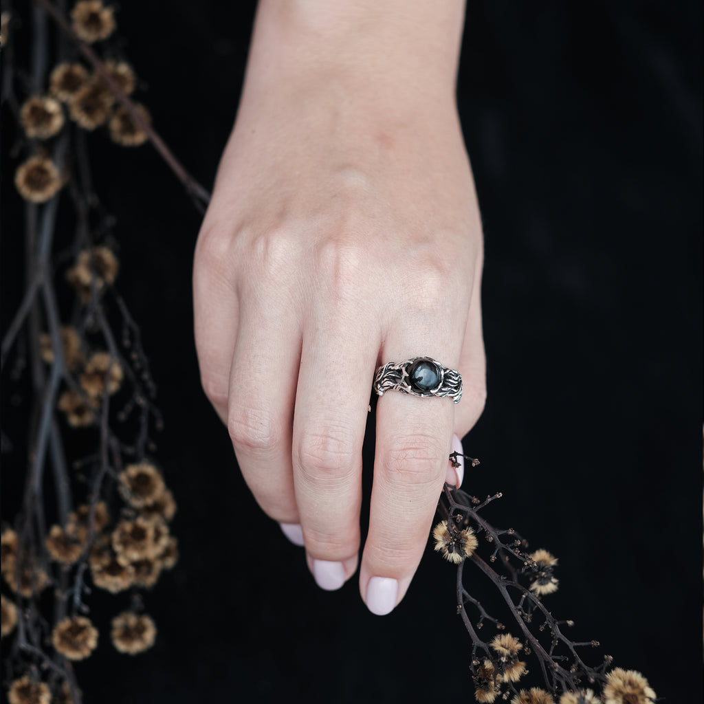 Diopside Engagement Ring “Noir” on hand