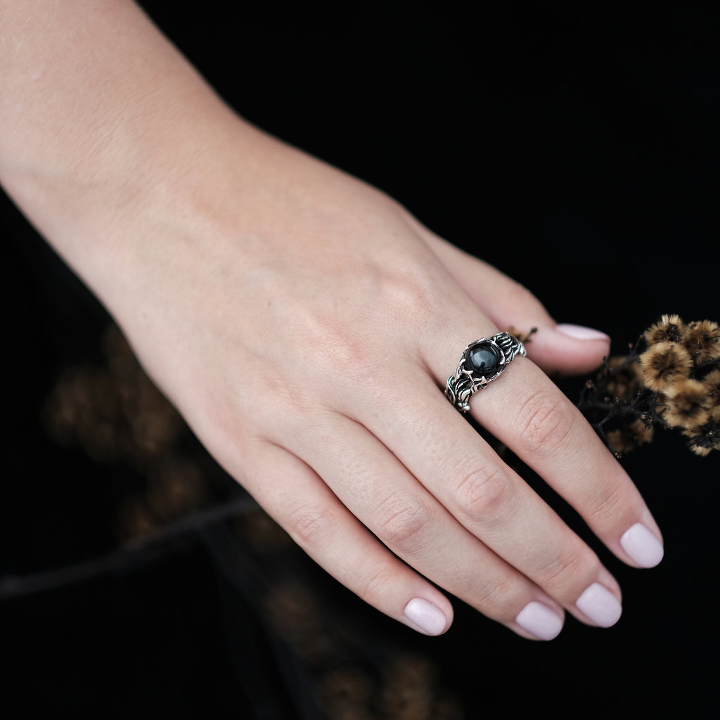 Diopside Engagement Ring “Noir” on Hand